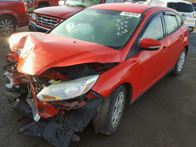 1FAHP3K26CL172346 - 2012 FORD FOCUS SE RED photo 2