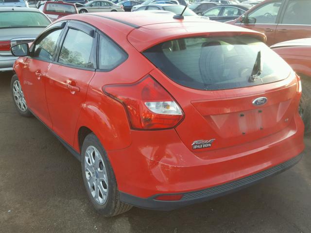 1FAHP3K26CL172346 - 2012 FORD FOCUS SE RED photo 3