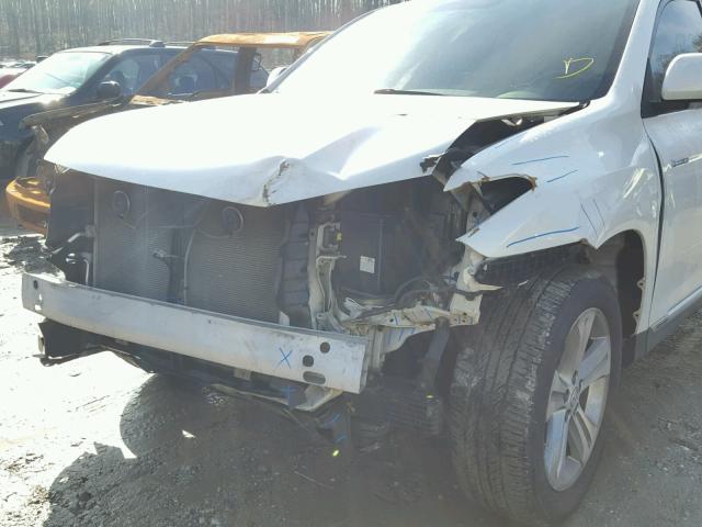 5TDDK3EH9BS085576 - 2011 TOYOTA HIGHLANDER WHITE photo 9