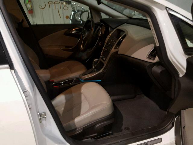 1G4PP5SK2D4157898 - 2013 BUICK VERANO WHITE photo 5