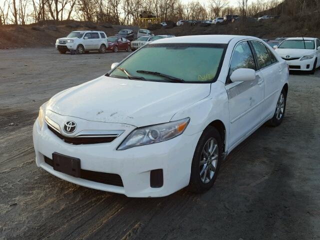 4T1BB3EK1BU139849 - 2011 TOYOTA CAMRY HYBR WHITE photo 2