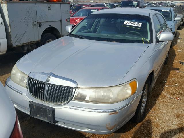 1LNHM83W7XY664566 - 1999 LINCOLN TOWN CAR C SILVER photo 2