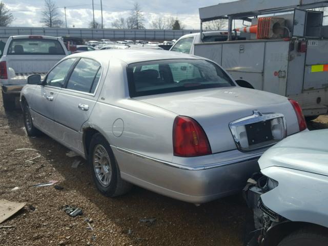 1LNHM83W7XY664566 - 1999 LINCOLN TOWN CAR C SILVER photo 3