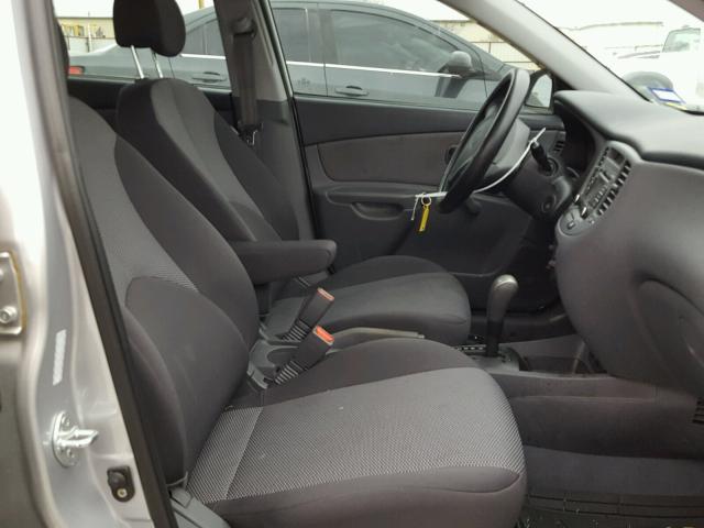 KNADE223996443115 - 2009 KIA RIO BASE GRAY photo 5