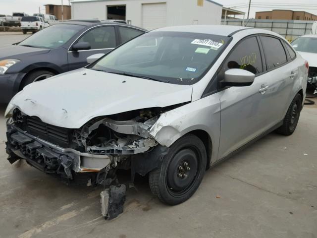 1FAHP3F22CL211976 - 2012 FORD FOCUS SE SILVER photo 2