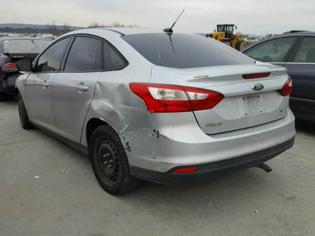 1FAHP3F22CL211976 - 2012 FORD FOCUS SE SILVER photo 3