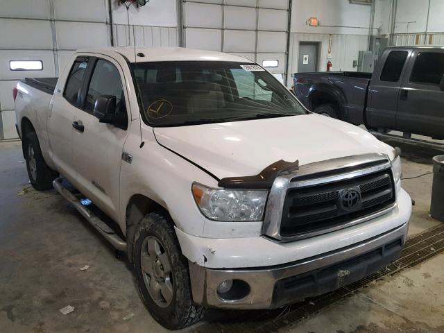 5TFRY5F10BX107931 - 2011 TOYOTA TUNDRA DOU WHITE photo 1