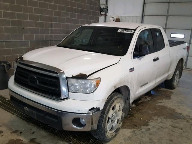 5TFRY5F10BX107931 - 2011 TOYOTA TUNDRA DOU WHITE photo 2