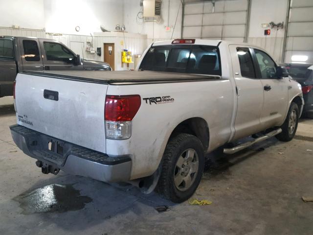 5TFRY5F10BX107931 - 2011 TOYOTA TUNDRA DOU WHITE photo 4