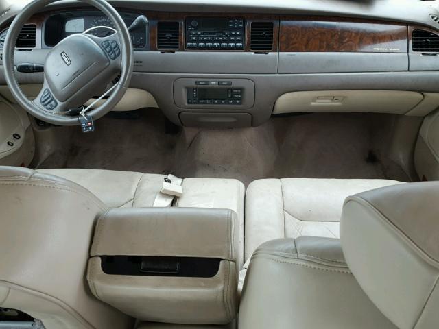 1LNHM82W7XY621699 - 1999 LINCOLN TOWN CAR S TAN photo 9