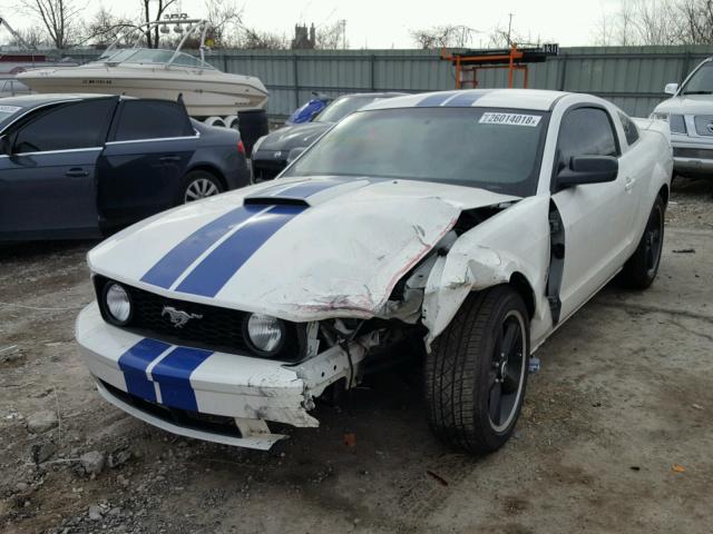 1ZVFT82H175246116 - 2007 FORD MUSTANG GT WHITE photo 2