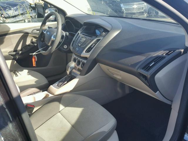 1FAHP3F25CL323638 - 2012 FORD FOCUS SE GRAY photo 5