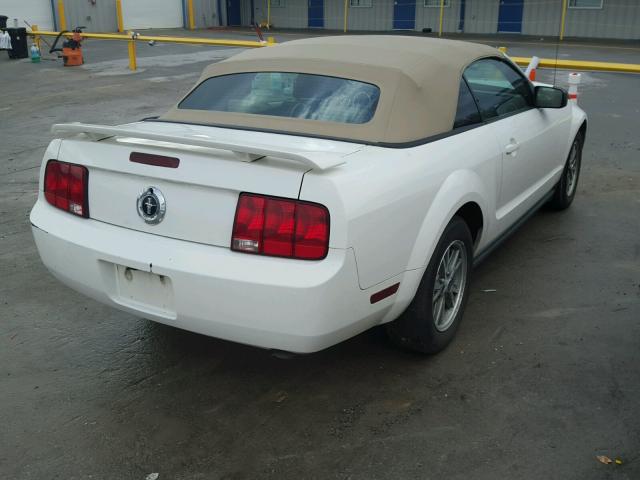 1ZVFT84N155256614 - 2005 FORD MUSTANG WHITE photo 4