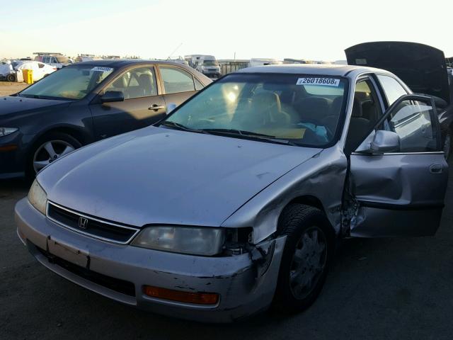 1HGCD5639TA060116 - 1996 HONDA ACCORD LX SILVER photo 2