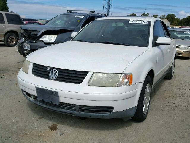 WVWMD23B5YE133768 - 2000 VOLKSWAGEN PASSAT GLS WHITE photo 2