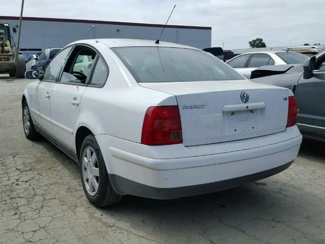 WVWMD23B5YE133768 - 2000 VOLKSWAGEN PASSAT GLS WHITE photo 3