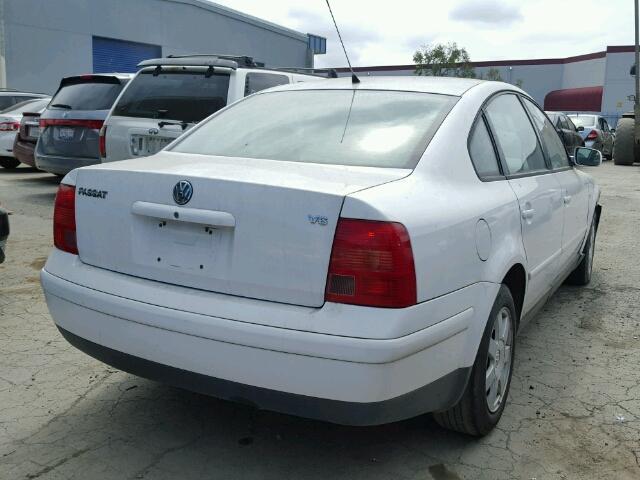 WVWMD23B5YE133768 - 2000 VOLKSWAGEN PASSAT GLS WHITE photo 4