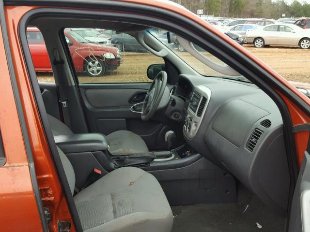 1FMYU03156KB58841 - 2006 FORD ESCAPE XLT ORANGE photo 5