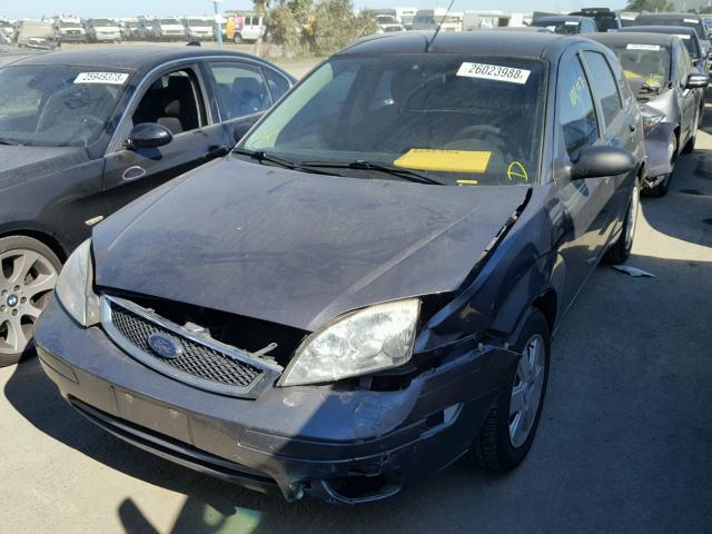 1FAFP37N57W211393 - 2007 FORD FOCUS ZX5 GRAY photo 2