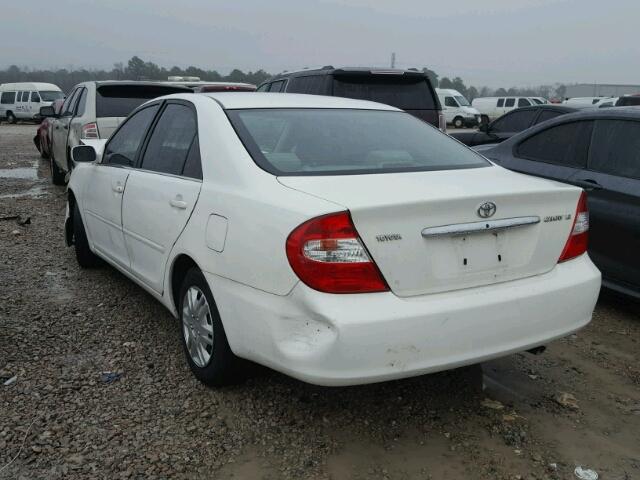 JTDBE32K220063310 - 2002 TOYOTA CAMRY LE WHITE photo 3