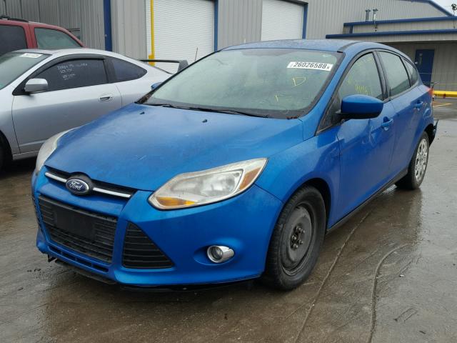 1FAHP3K22CL327555 - 2012 FORD FOCUS SE BLUE photo 2