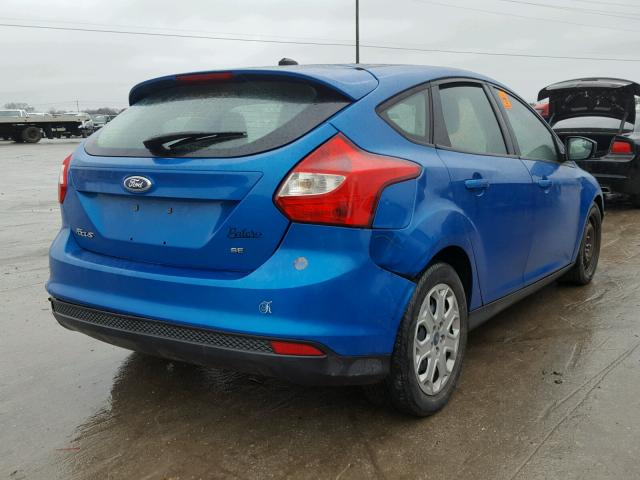 1FAHP3K22CL327555 - 2012 FORD FOCUS SE BLUE photo 4