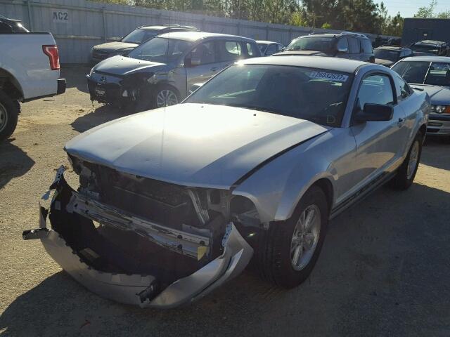 1ZVFT80N775245447 - 2007 FORD MUSTANG SILVER photo 2