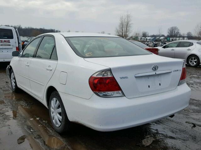 JTDBE32K763046622 - 2006 TOYOTA CAMRY LE WHITE photo 3