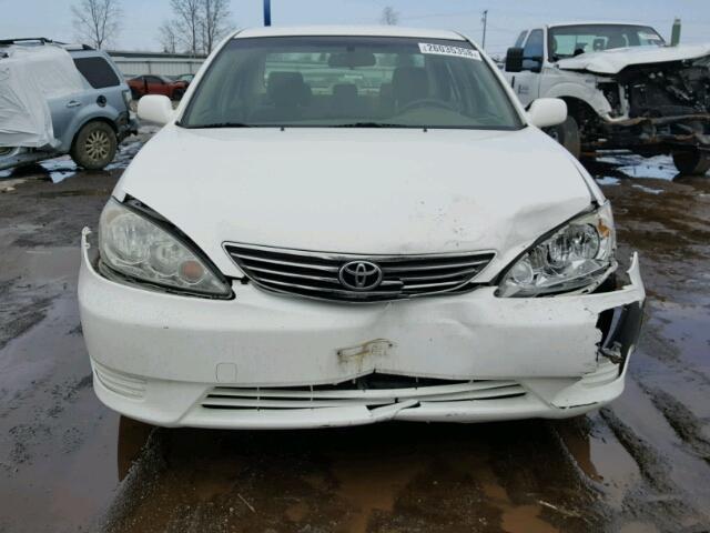 JTDBE32K763046622 - 2006 TOYOTA CAMRY LE WHITE photo 9