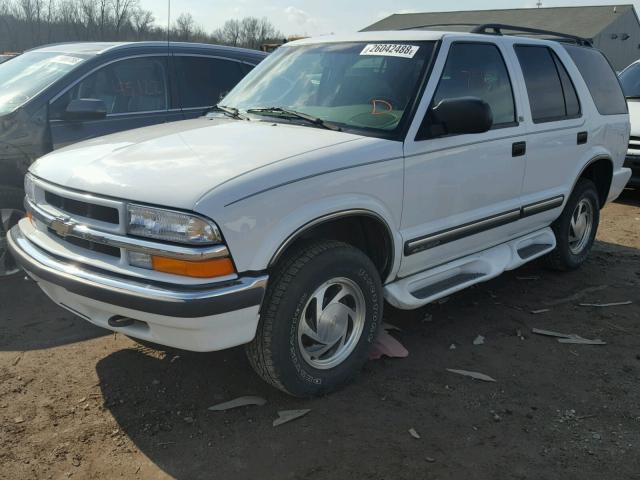 1GNDT13W912187637 - 2001 CHEVROLET BLAZER WHITE photo 2