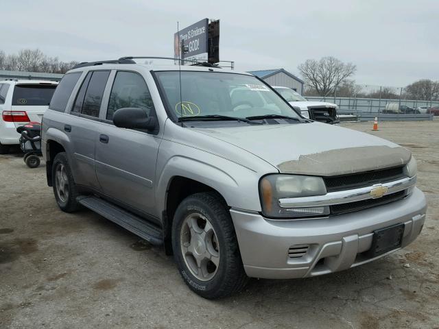 1GNDT13S372283737 - 2007 CHEVROLET TRAILBLAZE SILVER photo 1