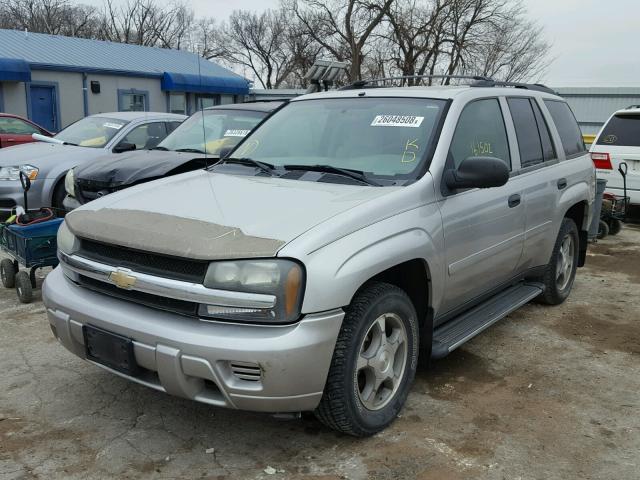 1GNDT13S372283737 - 2007 CHEVROLET TRAILBLAZE SILVER photo 2