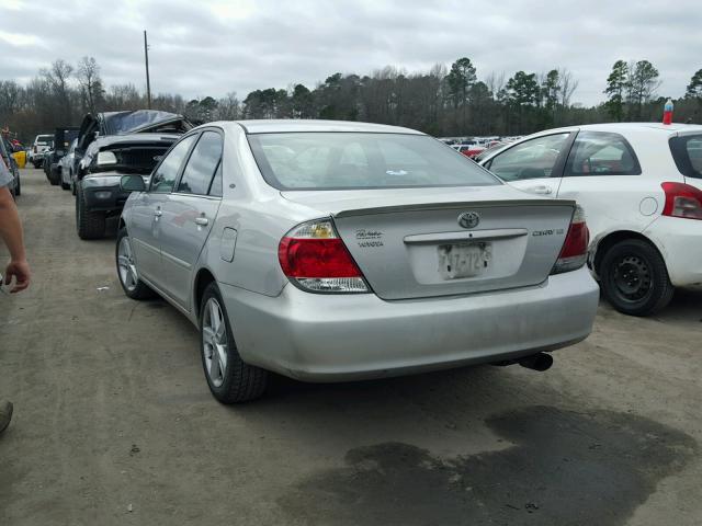 4T1BE32K45U425386 - 2005 TOYOTA CAMRY LE SILVER photo 3