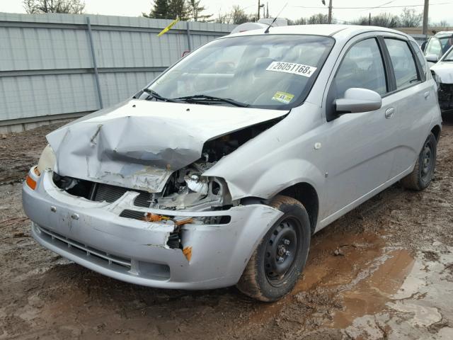 KL1TD66677B747990 - 2007 CHEVROLET AVEO BASE SILVER photo 2