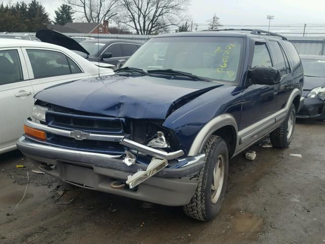 1GNDT13W2Y2265279 - 2000 CHEVROLET BLAZER BLUE photo 2