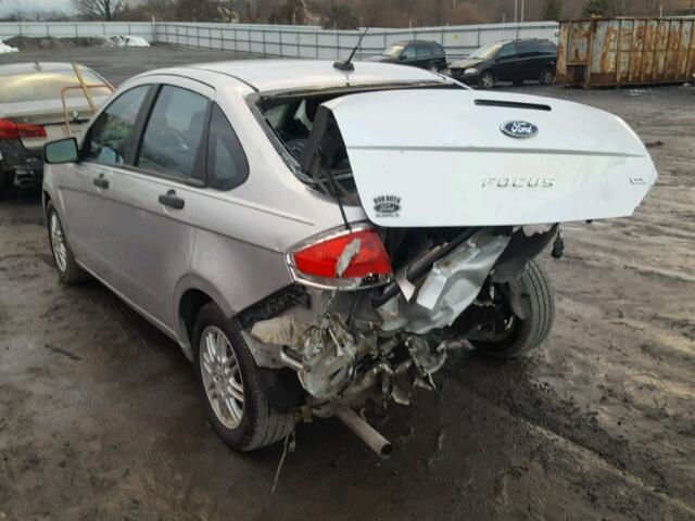 1FAHP3FN6AW285519 - 2010 FORD FOCUS SE SILVER photo 3