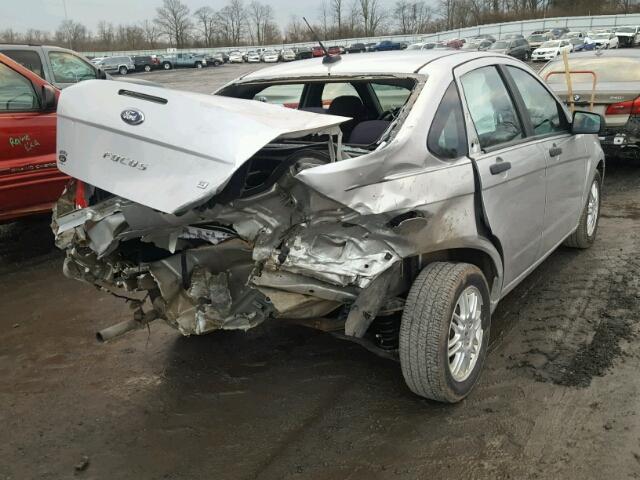 1FAHP3FN6AW285519 - 2010 FORD FOCUS SE SILVER photo 4