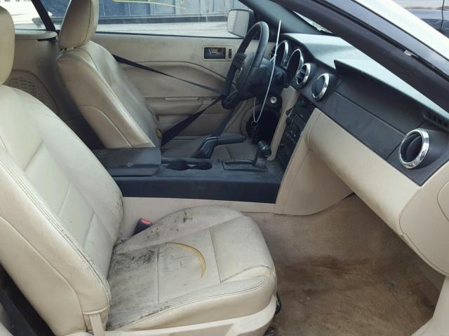 1ZVFT84N655197852 - 2005 FORD MUSTANG BEIGE photo 5