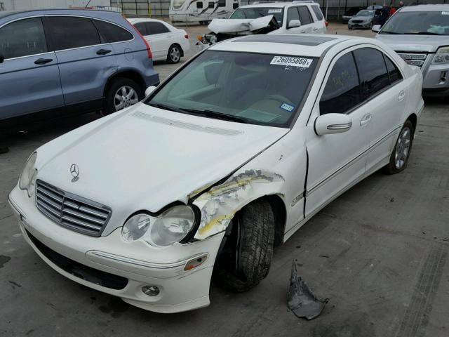 WDBRF61J65F612898 - 2005 MERCEDES-BENZ C 240 WHITE photo 2