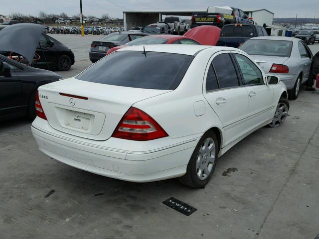 WDBRF61J65F612898 - 2005 MERCEDES-BENZ C 240 WHITE photo 4