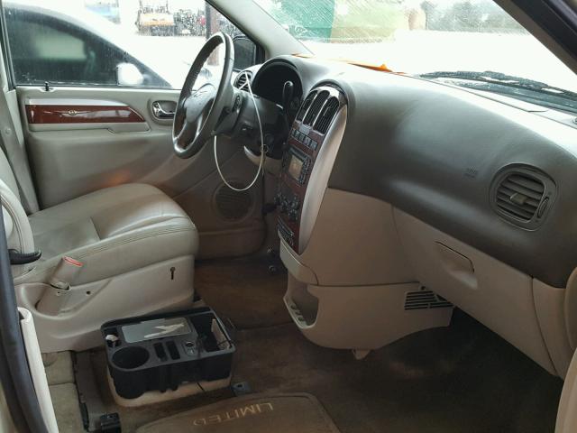 2C8GP64L95R430834 - 2005 CHRYSLER TOWN & COU SILVER photo 5