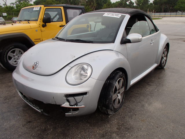 3VWRF31Y56M308618 - 2006 VOLKSWAGEN NEW BEETLE SILVER photo 2