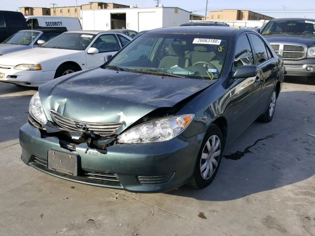 4T1BE32K05U070636 - 2005 TOYOTA CAMRY LE GREEN photo 2