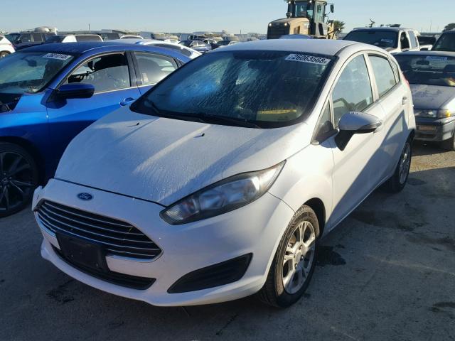 3FADP4EJ8FM208421 - 2015 FORD FIESTA SE WHITE photo 2