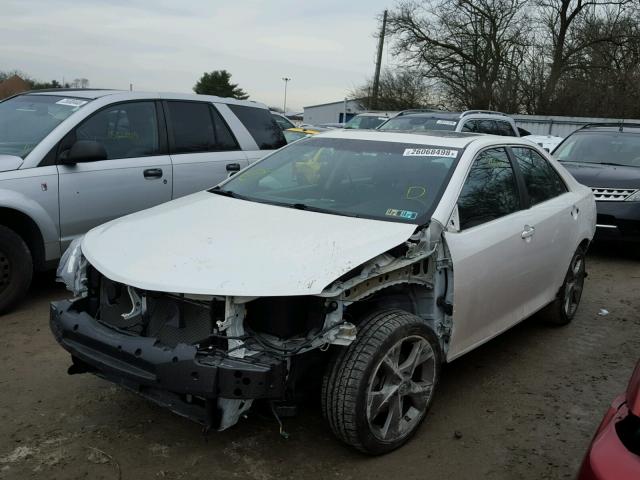 4T1BK1FK5EU026882 - 2014 TOYOTA CAMRY SE WHITE photo 2