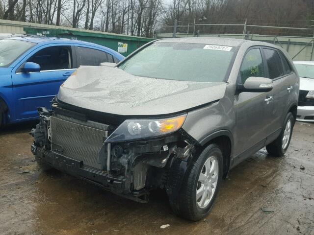 5XYKT3A14BG010973 - 2011 KIA SORENTO BA GRAY photo 2