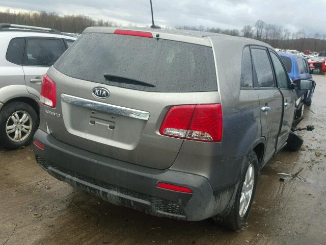 5XYKT3A14BG010973 - 2011 KIA SORENTO BA GRAY photo 4