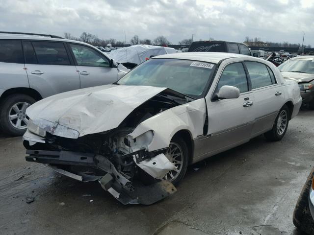 1LNHM82W8XY702050 - 1999 LINCOLN TOWN CAR S WHITE photo 2