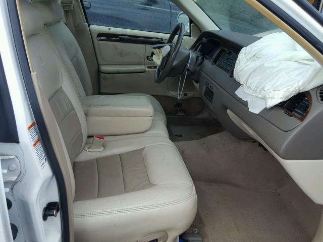 1LNHM82W8XY702050 - 1999 LINCOLN TOWN CAR S WHITE photo 5