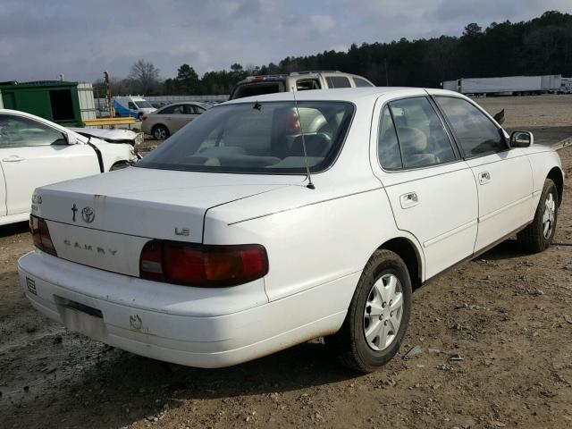 4T1BG12K5TU799372 - 1996 TOYOTA CAMRY DX WHITE photo 4